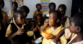 Los niños disfrutan de la comida juntos en clase.