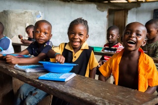 Niños comiendo Mary's Meals