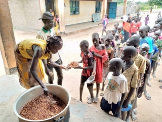 Se sirve comida en una escuela en Sudán del Sur.