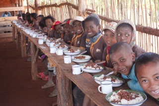 Niños comiendo Mary's Meals