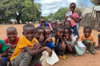 amigos afuera de una escuela en Mozambique